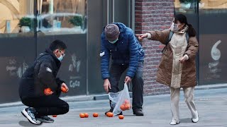 Young Man Stealing Oranges from a Poor Old Man  Social Experiment 看到老人掉落的橘子被偷走，好心人默默牵起了他的手 [upl. by Ivanna399]