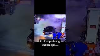 Lampu mobil dikira api para petugas SPBU ini panik [upl. by Aimak]