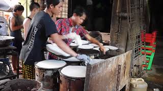 Fabrication des galettes de riz pour les nems [upl. by Nevanod856]