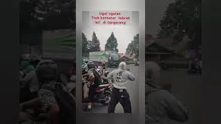 Supir truk ugal2n tabrak lari shortsyoutube tabraklari storywa timnasgarudateam crash [upl. by Lectra39]