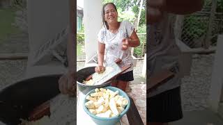 Manomano sa pag igad ng kamoteng kahoy para gawing bibingka [upl. by Simah840]