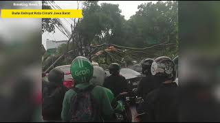 JABAR GEMPAR 10112024 DETIKDETIK BAK TORNADO SAPU KOTA CIMAHI BADAI CIMAHI JAWA BARAT [upl. by Eellek]