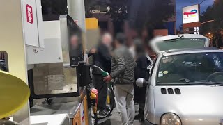 Des automobilistes en quête de carburant se disputent dans une stationservice dIssylesMoulineaux [upl. by Neeron]