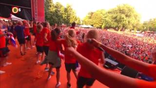 Huldiging Oranje speelsters en fans van links naar rechts [upl. by Ilajna]