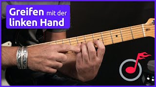 Fingerhaltung der linken Hand beim Greifen 🎸 Gitarre lernen mit music2me [upl. by Cirilla901]