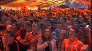 Hengelo zingt Wilhelmus mee voor NederlandArgentinië [upl. by Annaliese]