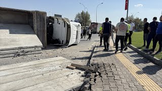 Beton Blok Yüklü Tır Kontrolden Çıkarak Devrildi [upl. by Ribak]