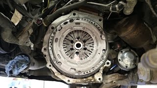 Audi  Skoda  VW Hvordan bytte clutch og dobbeltmassesvinghjul 19TDI  tverrstilt motor [upl. by Lusty796]