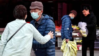 When Ragged Old Man Wants to Buy Fruit for His Wife  Social Experiment “我给他买”看到老人没钱买水果，路人慷慨解囊（社会实验） [upl. by Cuttler]