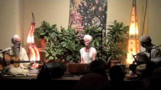 Snatam Kaur sings Kirtan Sohila at Sacred Chant Retreat 2011 [upl. by Graybill]