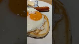 ハワイアンのお店に入ったよ‼️【メ―プル🍯ソ―セ―ジエッグ🍳パンケーキ🥞】と【ぶどう🍇ジュ―ス🥤】を食べたよ‼️おいし―😋 [upl. by Steady]