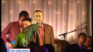 BIYA CHANTE3 LORS DU CONCERT EN MEMOIRE DE PEPE KALLE [upl. by Emilee134]