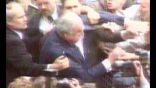 Helmut Kohl wird mit Eiern beworfen [upl. by Eisdnyl]