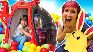 Eine Mami für Lucky Wir spielen im Freizeitpark Spielzeuge für Kinder [upl. by Nesrac]