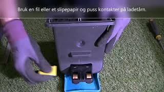 Rengjøring av ladekontakter på GARDENA robotgressklipper [upl. by Inahs]