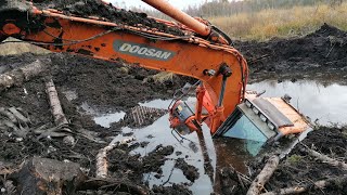 Excavator stuck in Deep mud 2020 DOOSAN LIEBHERR 914  Utopiona KOPARKA [upl. by Leitao613]