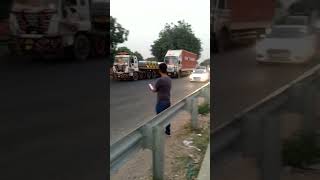 Truck overtake beautiful 😈😈ytubeshortvideoviralvideosubscribe [upl. by Enillebyam]