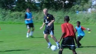 Paul Scholes Teaches 12 Year Old Danny Welbeck The Matthews Skill In 2003 [upl. by Duval]