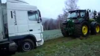 DAF XF 460 auf Feld festgefahren John Deere 8530 hilft [upl. by Nancy]