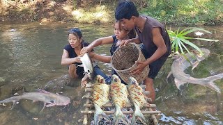 Survival in rainforest Catch fish in the river for survival food Fish hot spicy cooking for dinner [upl. by Aniham]