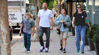 Jennifer Garner dines with Ben Affleck for their kids after attending blood drive in LA [upl. by Misti]