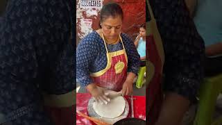 Street food Delizioso Aalu Paratha Uno Spuntino Popolare nelle Strade dellIndia streetfood [upl. by Inalej]