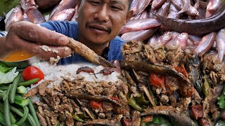 FIRST TIME COOKING AND EATING LOCAL PADDY FISH COOK WITH AXONE 2 KING CHILLI riverfish mukbang [upl. by Adali879]