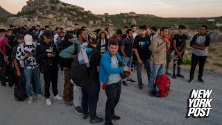 Hundreds of migrants pour across US southern border despite Biden’s ‘crackdown’ [upl. by Aryas]