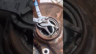 Wheel bearing retaining clip removal automechanic mechanic carmaintenance diy ￼ [upl. by Winchester909]