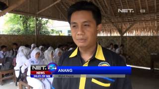 NET24  Siswa SMK Kejuruan Ibu di Jember terpaksa belajar di gubuk bambu [upl. by Purington]