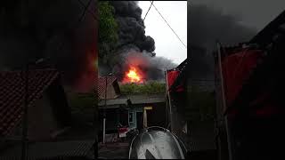 Gudang di Karawaci Jaya Ludes Terbakar Warga Panik Pemadam Berjuang Jinakkan Api [upl. by Allemrac]