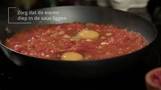 Shakshuka saus inkoken en eieren koken  HelloFresh Kooktips [upl. by Bravin]