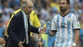 Lavezzi le tira agua a Sabella [upl. by Smitt]