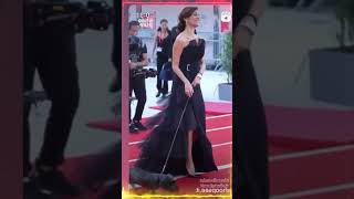 Caterina Murino lancia un messaggio a favore degli animali dal red carpet di Venezia [upl. by Lipman66]