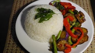 Vegan Vegetarisches Thai Rezept Pad Krapow  Gebratene Aubergine mit heiligen Basilikum [upl. by Nosnhoj]