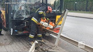 Barierka wbiła się w autobus Śmiertelne zagrożenie dla paserów [upl. by Ateekahs121]