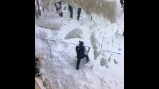 Cet Américain voulait déneiger sa terrasse… Il s’est retrouvé enseveli par la neige [upl. by Yelik]