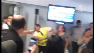 Pasajeros golpean a empleado de VivaAerobus [upl. by Ordnael]