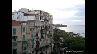 Stromboli e le isole Eolie visti da Tropea [upl. by Akerdnuhs]