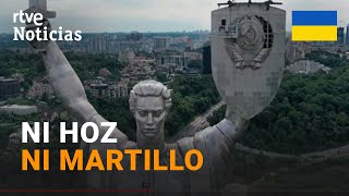 GUERRA UCRANIA retira los SÍMBOLOS SOVIÉTICOS de la ENORME ESTATUA quotMADRE PATRIAquot de KIEV  RTVE [upl. by Yrailih915]