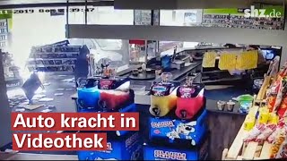 Auto kracht in Videothek in Itzehoe [upl. by Durwin]