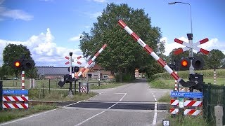 Spoorwegovergang LichtenvoordeGroenlo  Dutch railroad crossing [upl. by Joslyn]