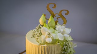 Elegant White Wedding Cake with Lotus Flowers and Babys Breath 🤍💚 [upl. by Nikolai]