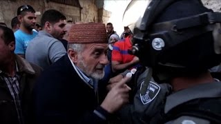 Gerusalemme scontri tra palestinesi e polizia israeliana [upl. by Eidahs76]