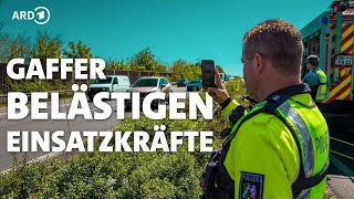 Gaffer und Angriffe auf Helfer gefährden Rettungsarbeiten [upl. by Liuqnoj]