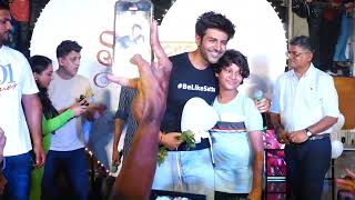 KARTIK AARYAN VISITI IN INORBIT MALL MALAD ep61 bollywoodtadka vickyvidyakavideo [upl. by Nicole466]