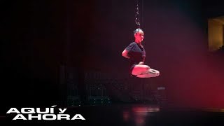 Colgada del pelo así danza en el aire esta mexicana artista del Circo del Sol [upl. by Enitsuj84]