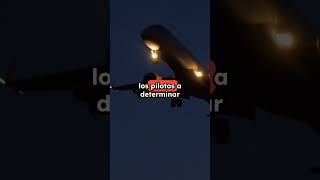 ¿Por qué los AVIONES tienen LUCES en las ALAS ✈️💡 ¡La razón detrás de esta medida de seguridad [upl. by Nolie]