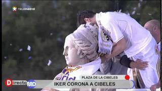 Iker Casillas en la Cibeles ofreciendo el 32 título de Liga a la afición del Real Madrid [upl. by Unam327]