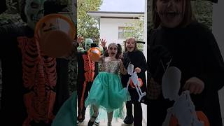 DOLCETTO O SCHERZETTO humor nuelle halloween pov ridere dolcettooscherzetto lol funny [upl. by Burman31]